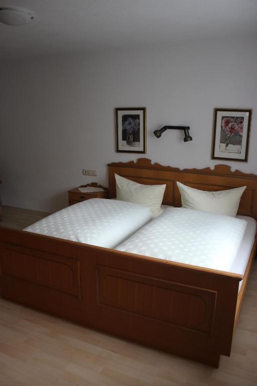 Postel nebo postele na pokoji v ubytování Ferienwohnungen Haus Bergflora