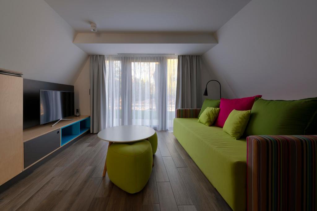 Televízia a/alebo spoločenská miestnosť v ubytovaní Donautica Hotel & Restaurant
