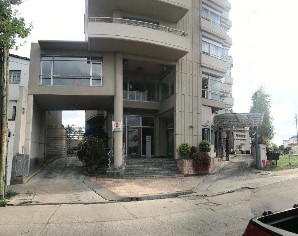 Un edificio de apartamentos con escaleras y balcón. en Jardines de Belgrano, en Salta