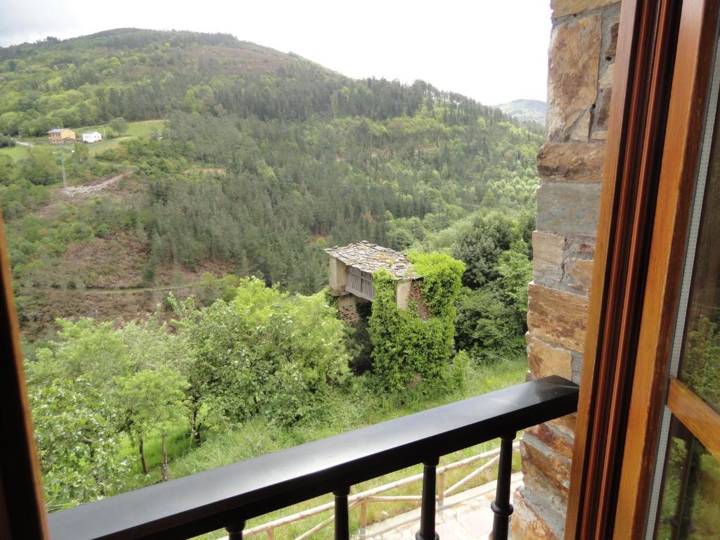 una ventana con vistas a una montaña en Hotel Restaurante Casa Petronila, en Taramundi