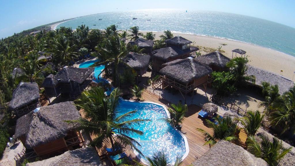 een luchtzicht op een resort met een zwembad bij Pousada BGK in Barra Grande