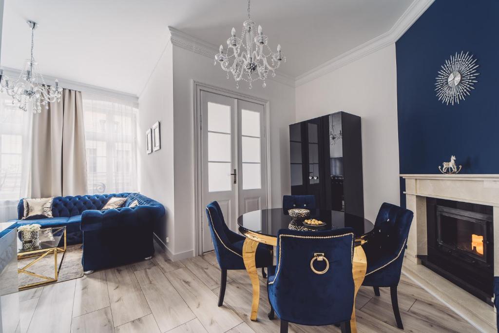 a living room with a table and a couch at Glam Apartments in Toruń