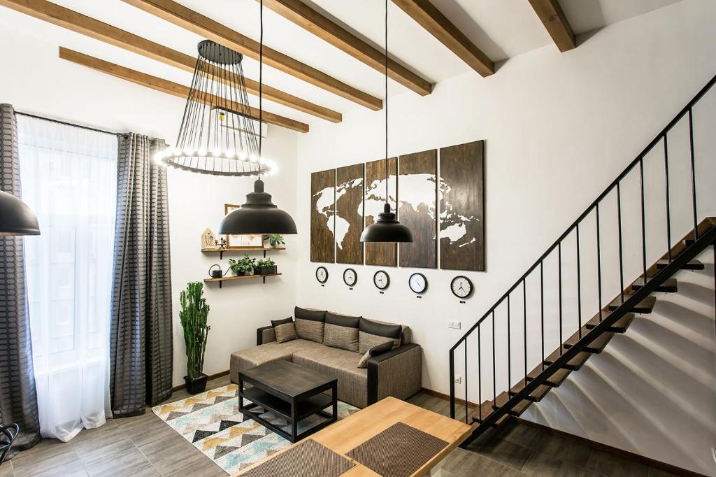 una sala de estar con un sofá y una mesa en Дворівнева квартира Одеса для 4 гостей 32г-1, en Odessa