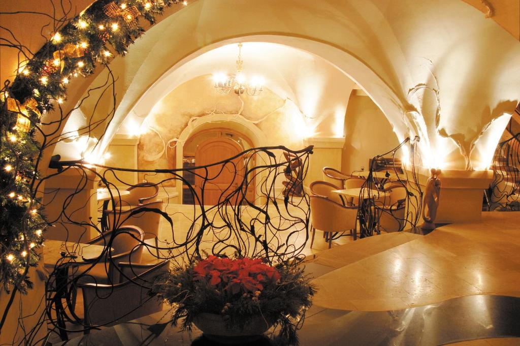イェレニャ・グラにあるHotel Restauracja Casparの花瓶付きテーブル