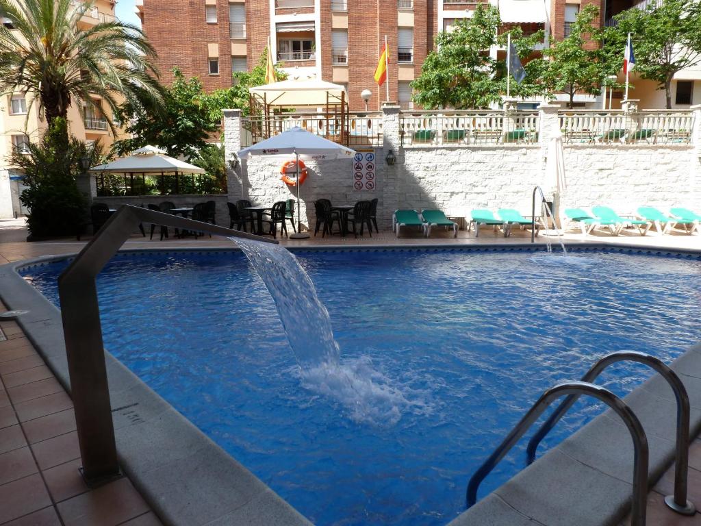 Bazén v ubytování Hotel La Carolina nebo v jeho okolí