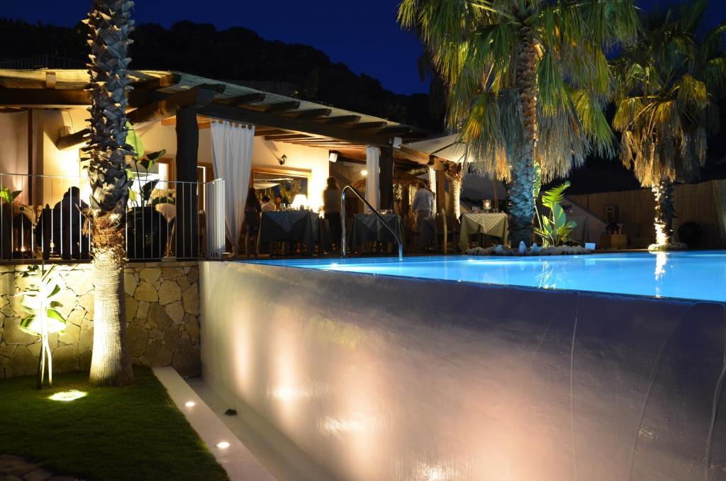 Bazén v ubytování Boutique Hotel Su Sergenti nebo v jeho okolí
