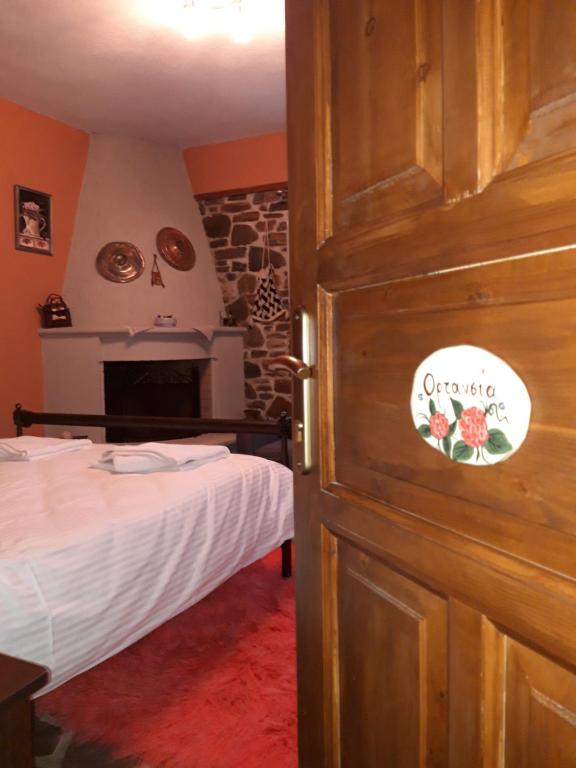 TV a/nebo společenská místnost v ubytování Guest House "Aspasia"