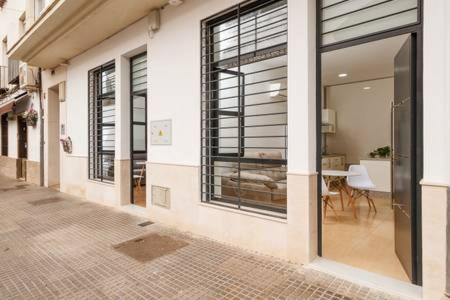 a building with a room with a bed and a table at Canadian 1 in Córdoba