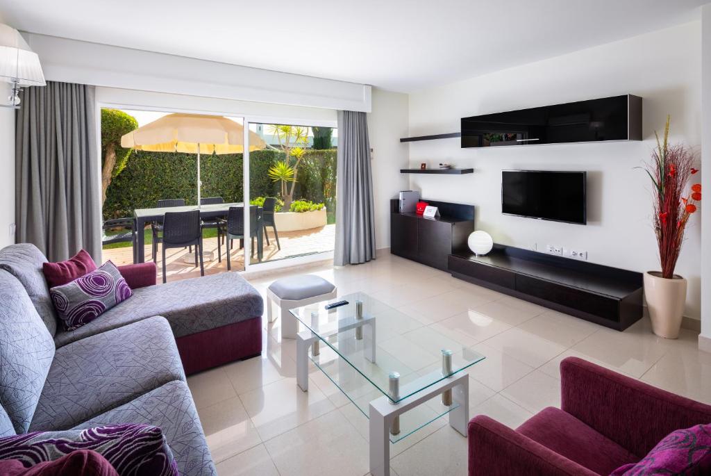 a living room with a couch and a table at Victory Village 3A in Quinta do Lago
