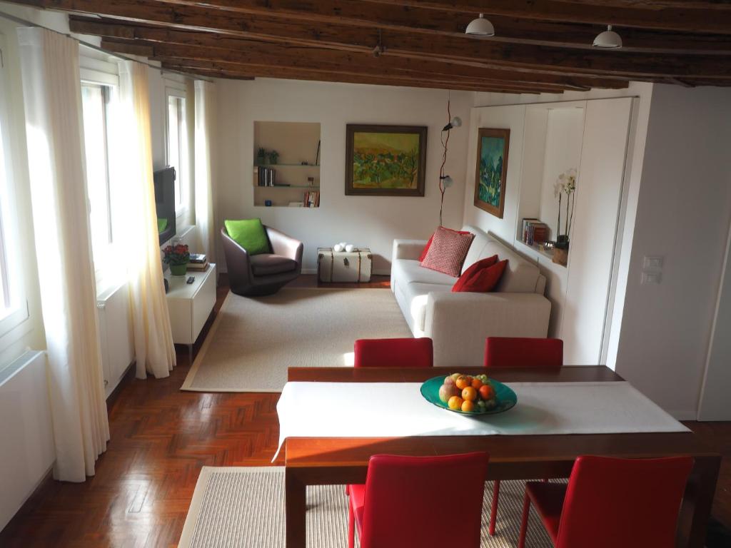 een woonkamer met een bank en een tafel bij Cà Robberstad in Venetië