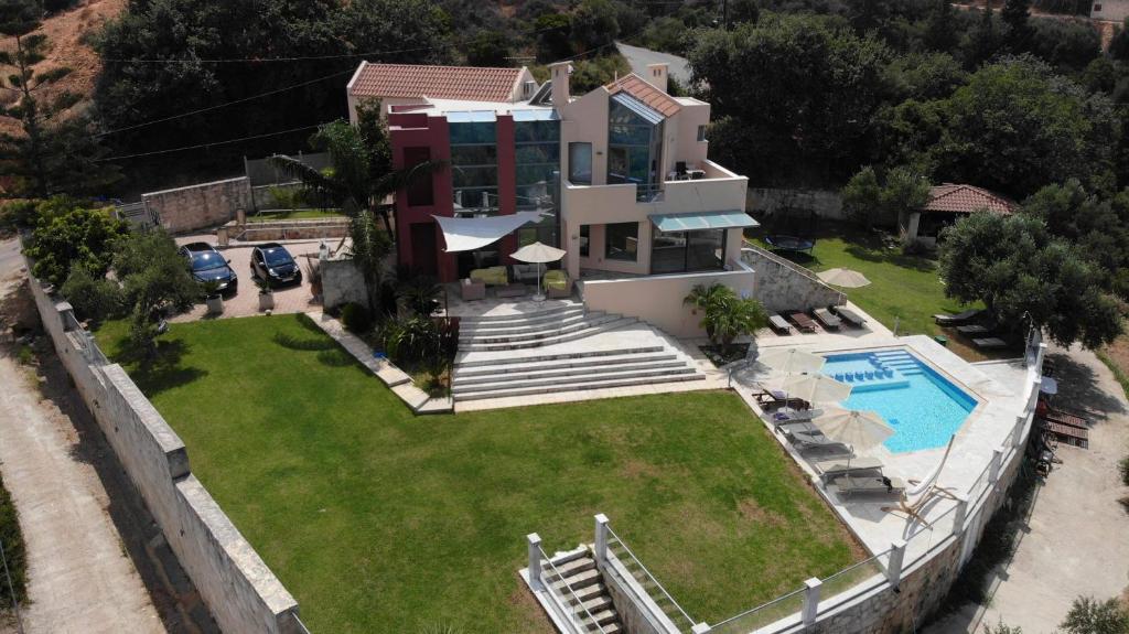 z góry widok na dom z basenem w obiekcie Provarma hills luxury villa gerani w mieście Gerani