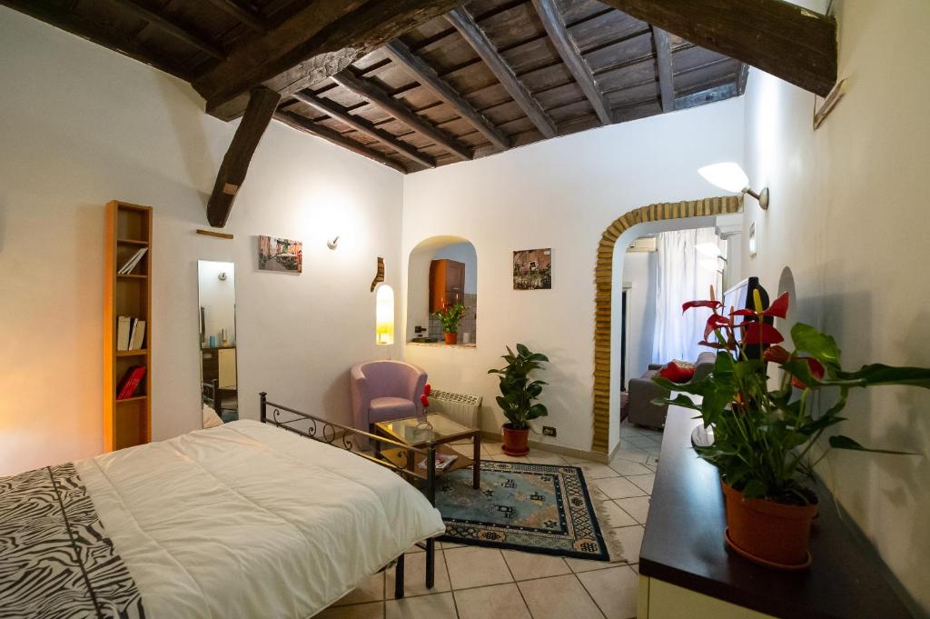 een slaapkamer met een bed en een stoel in een kamer bij JUSTACASA alla SCALA Trastevere in Rome