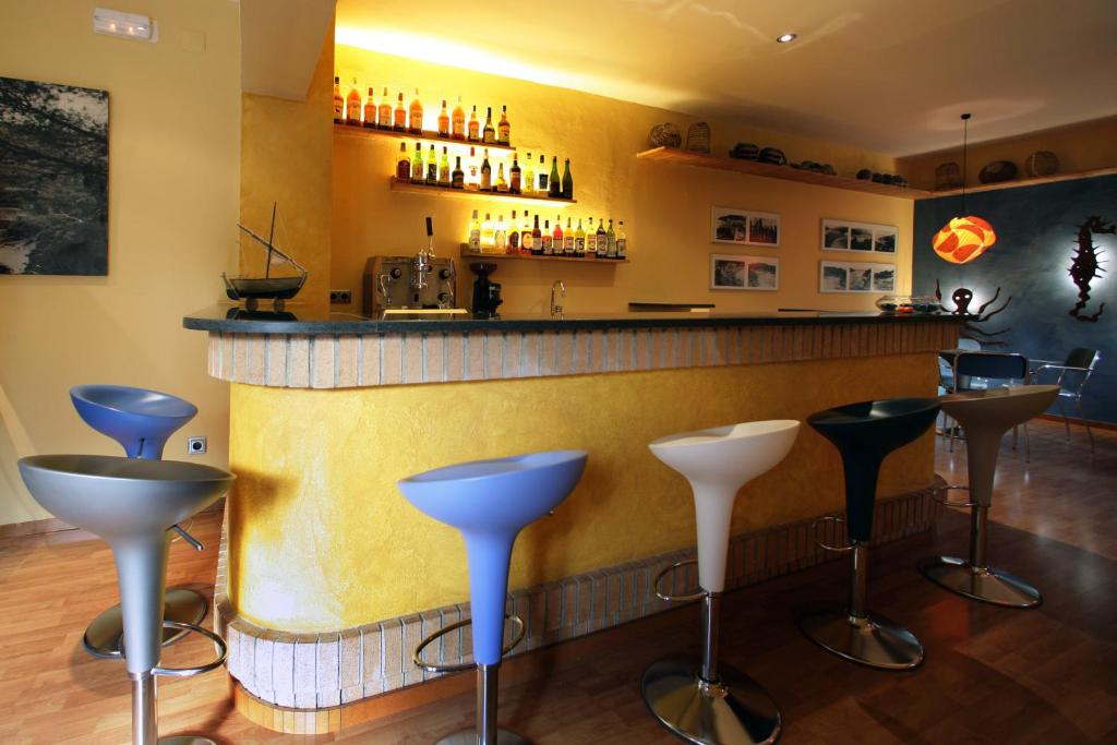 Lounge nebo bar v ubytování Hotel Sa Riera
