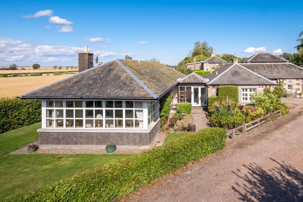 Zahrada ubytování Denbrae Cottage West