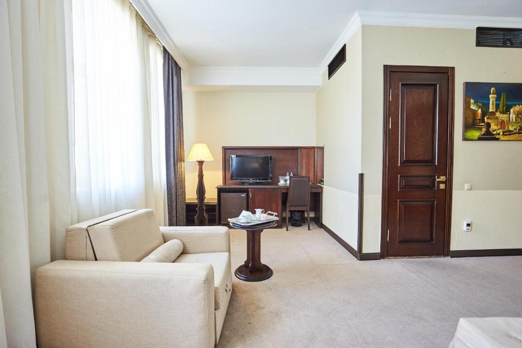 TV a/nebo společenská místnost v ubytování Smith Hotel
