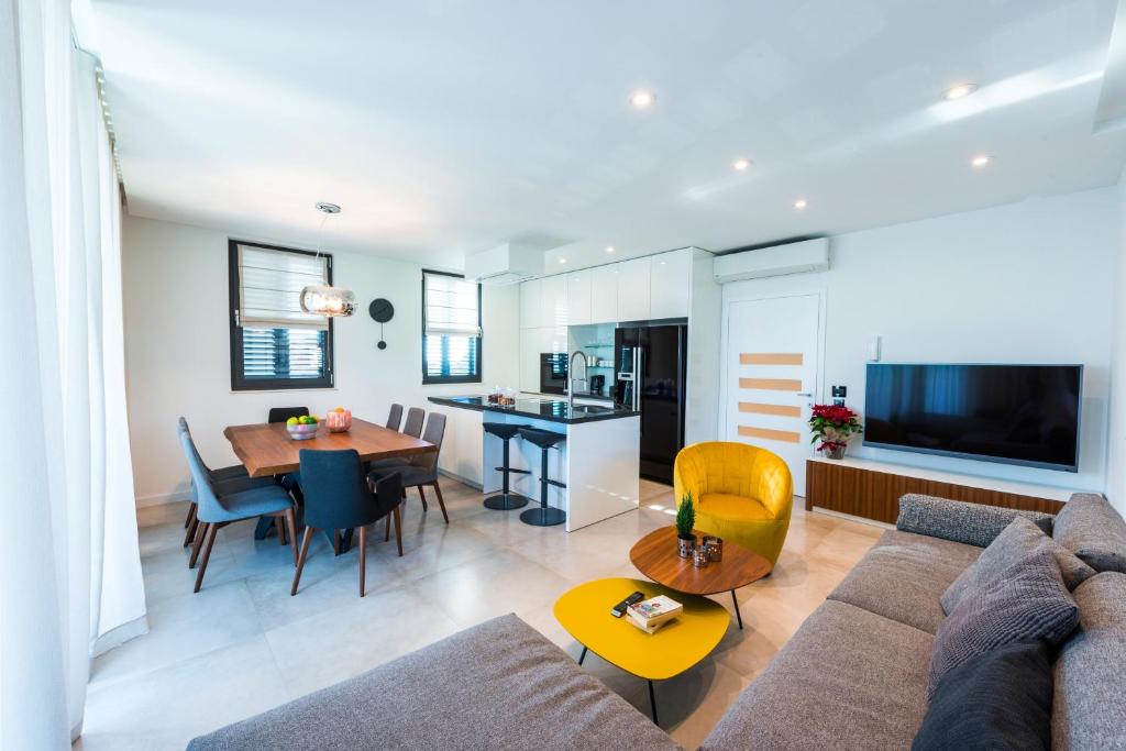 TV a/nebo společenská místnost v ubytování Saint Blaise Luxury Suite