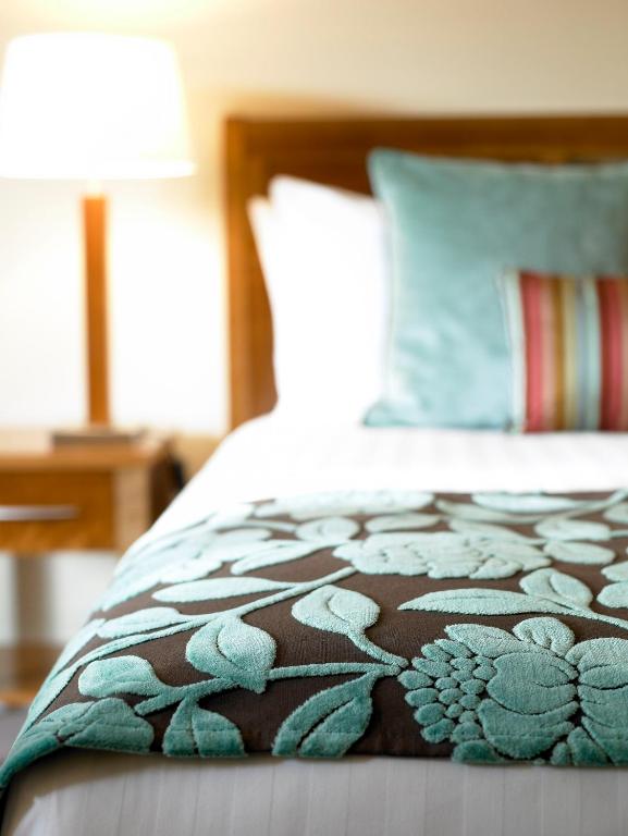 Postel nebo postele na pokoji v ubytování Garryvoe Hotel
