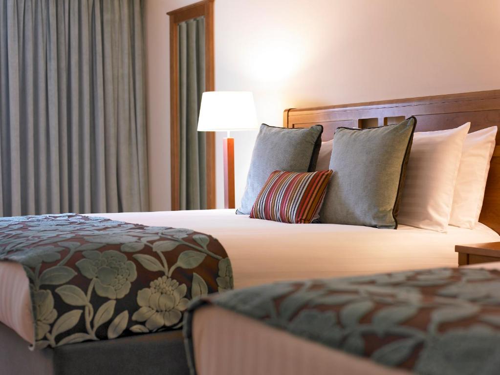 Postel nebo postele na pokoji v ubytování Garryvoe Hotel