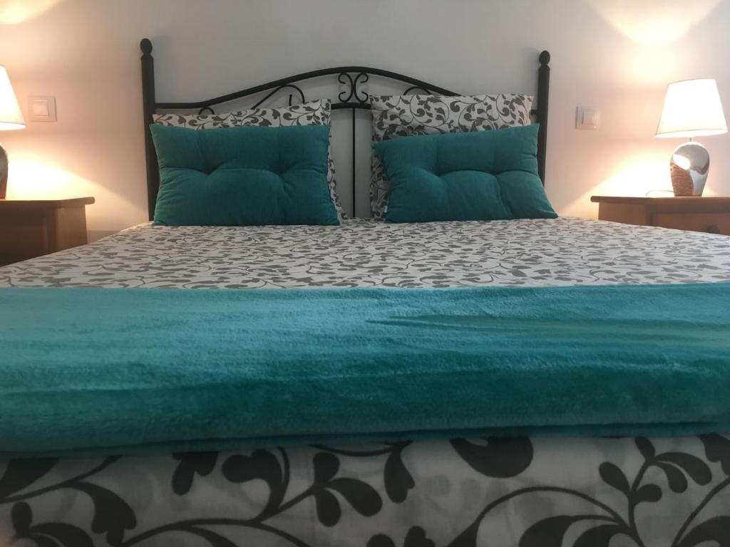 Schlafzimmer mit einem Bett mit blauer Decke in der Unterkunft Apartamentosánchez in Vecindario