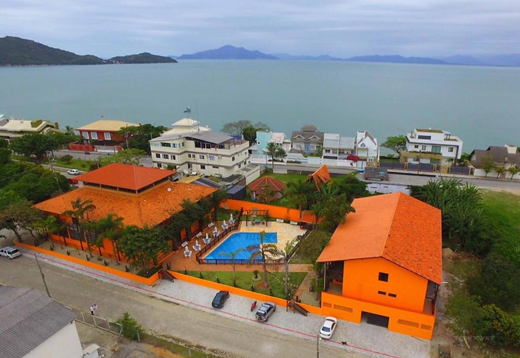 an aerial view of a house with a swimming pool at Pousada Canto Grande in Bombinhas