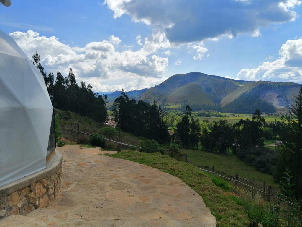 Nespecifikovaný výhled na hory nebo výhled na hory při pohledu z luxury tent