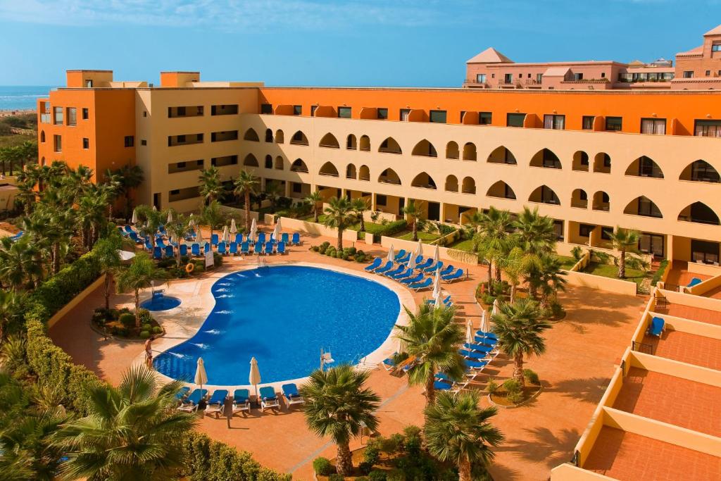 een luchtzicht op een resort met een zwembad bij Apartamentos Playamarina in Isla Canela