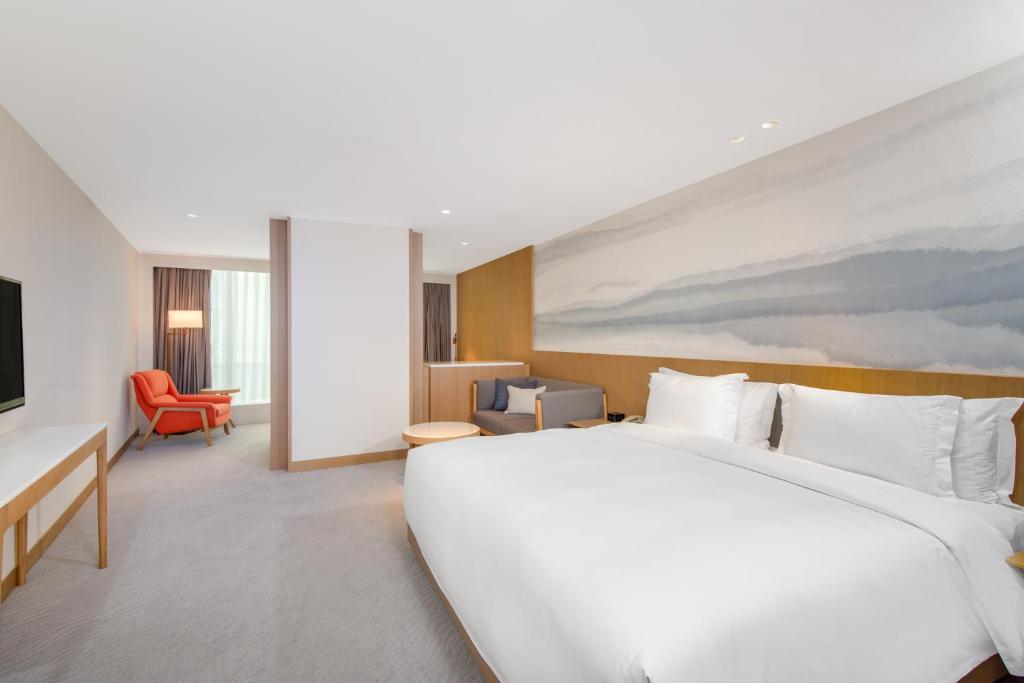 Crowne Plaza Zhuhai City Center by IHG - offers free one-way shuttle to Chimelong Ocean Kingdom - Chambre Standard