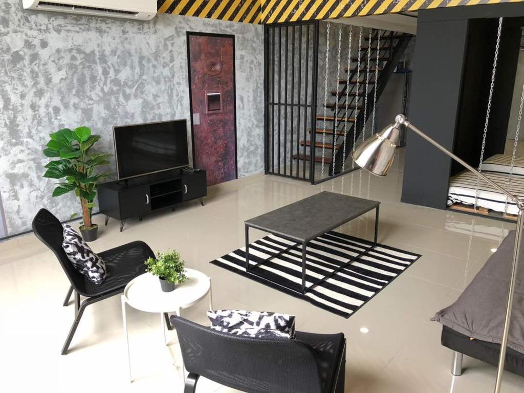 TV a/nebo společenská místnost v ubytování Escapade Prison Suites Petaling Jaya