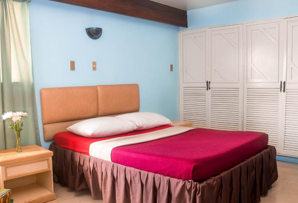 Postel nebo postele na pokoji v ubytování Benguet Prime Hotel