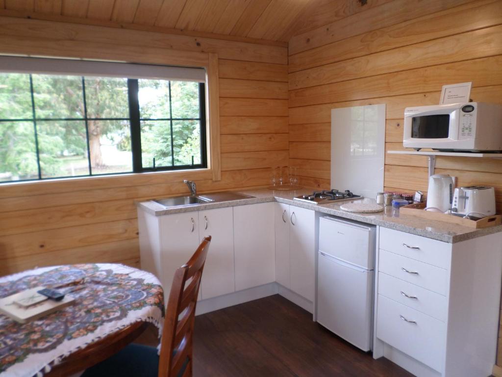 Kuchyň nebo kuchyňský kout v ubytování Central Chalets Ltd