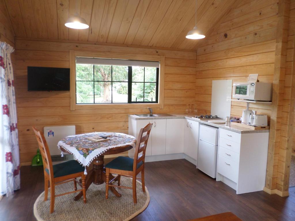 Kuchyň nebo kuchyňský kout v ubytování Central Chalets Ltd