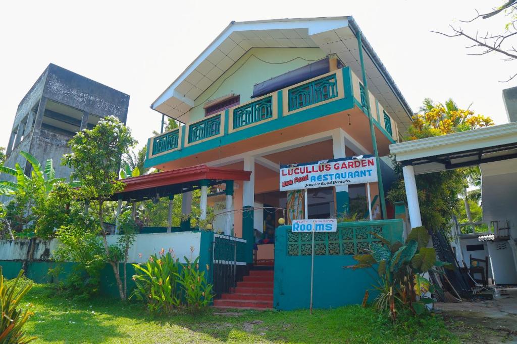un edificio con un cartello davanti di Lucullus Garden a Bentota