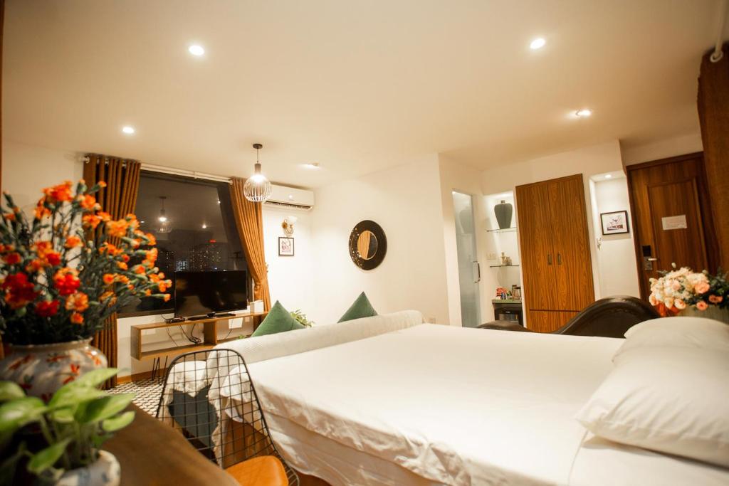 Postel nebo postele na pokoji v ubytování Dinh Ami Hanoi Hotel