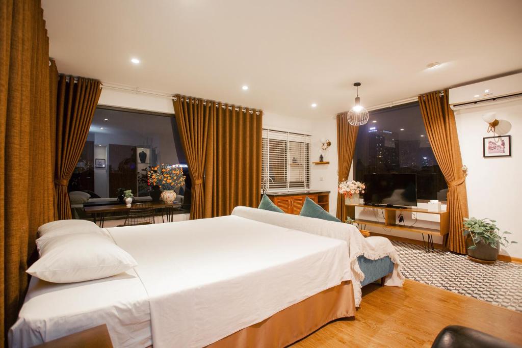 Postel nebo postele na pokoji v ubytování Dinh Ami Hanoi Hotel