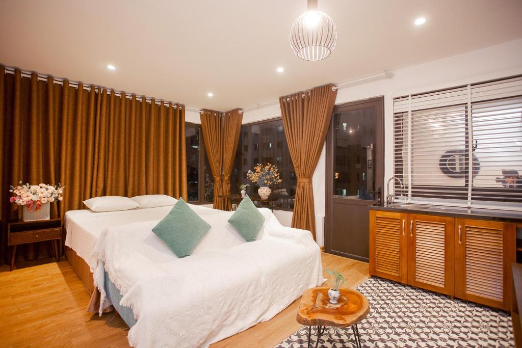 Postel nebo postele na pokoji v ubytování Dinh Ami Hanoi Hotel