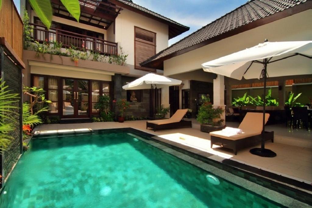 una piscina frente a una casa en Gili Pearl Three Bedroom Villa, en Gili Trawangan