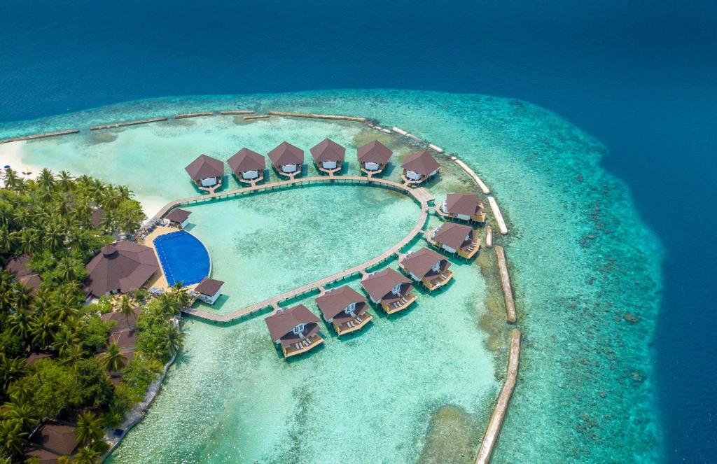 een luchtzicht op een resort in de Malediven bij Ellaidhoo Maldives by Cinnamon in Hangnaameedhoo