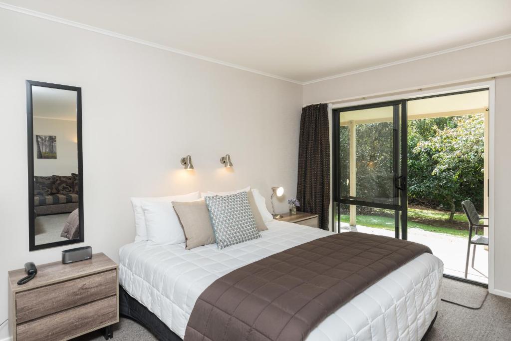 Postel nebo postele na pokoji v ubytování Kauri Park Motel