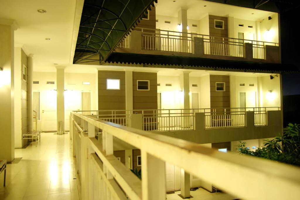 パダンにあるThe Sriwijaya Hotel - Halal Hotelの夜間のアパートメントビルの廊下