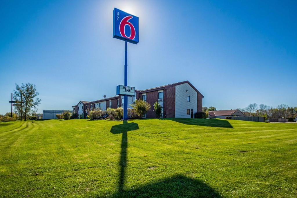 una señal de no estacionar en medio de un campo en Motel 6-Saukville, WI, en Saukville