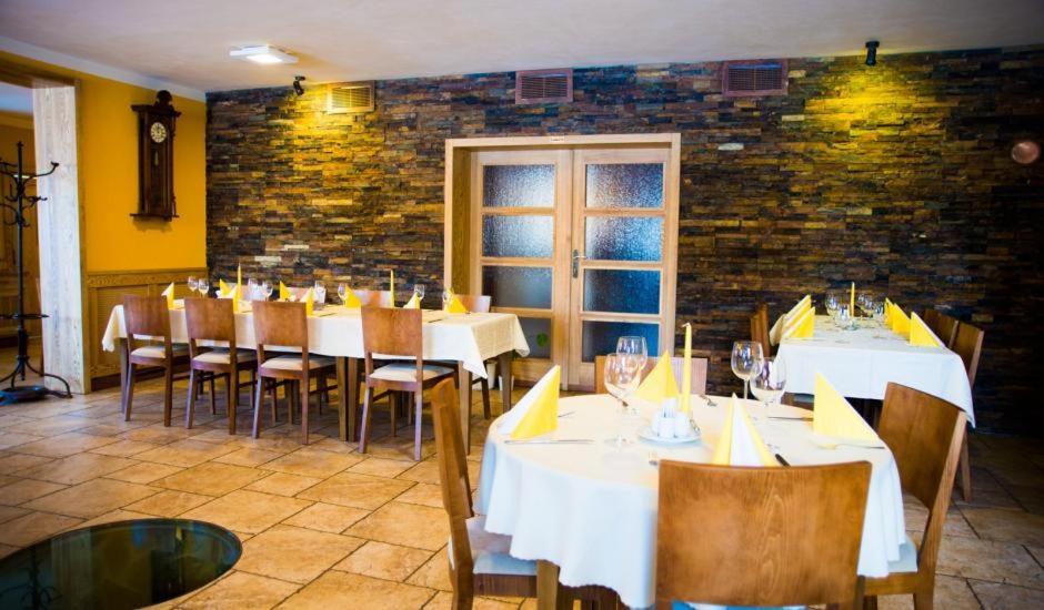 Restaurace v ubytování Penzion - Restaurace Na Mýtě