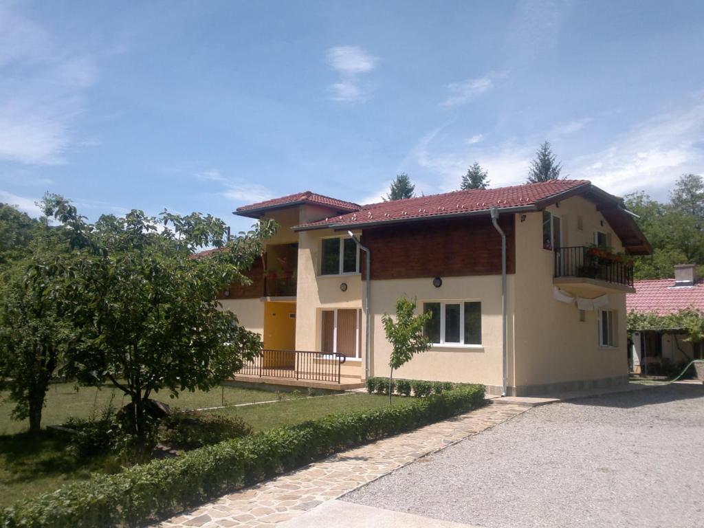 Villa Nanevi في تيتيفين: منزل أمامه ممر