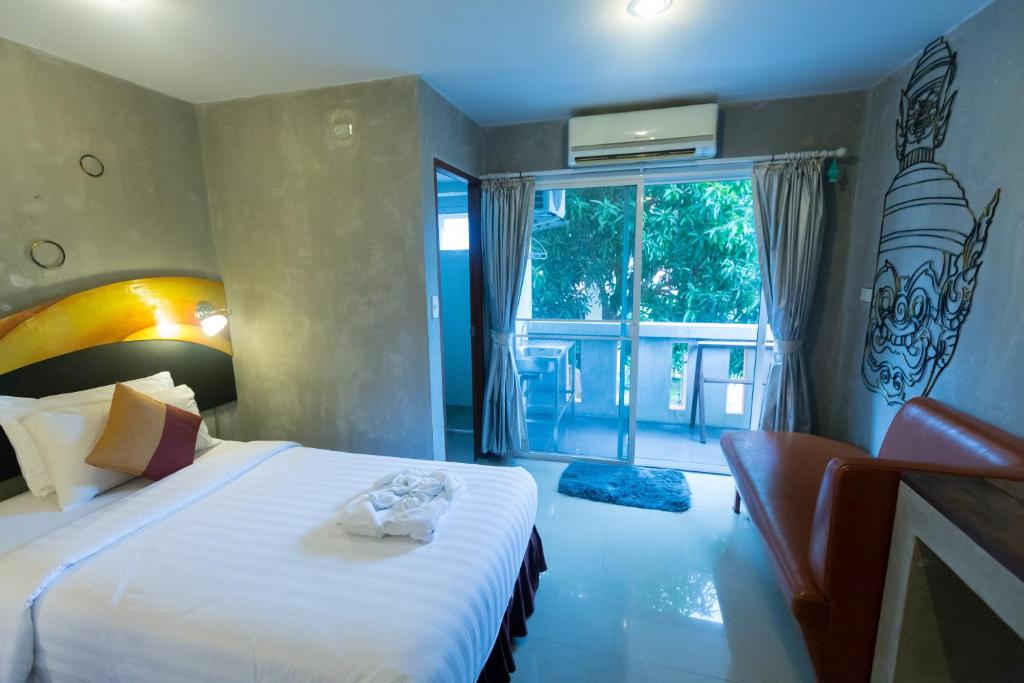 Postel nebo postele na pokoji v ubytování Baan Kamala Fantasea Hotel