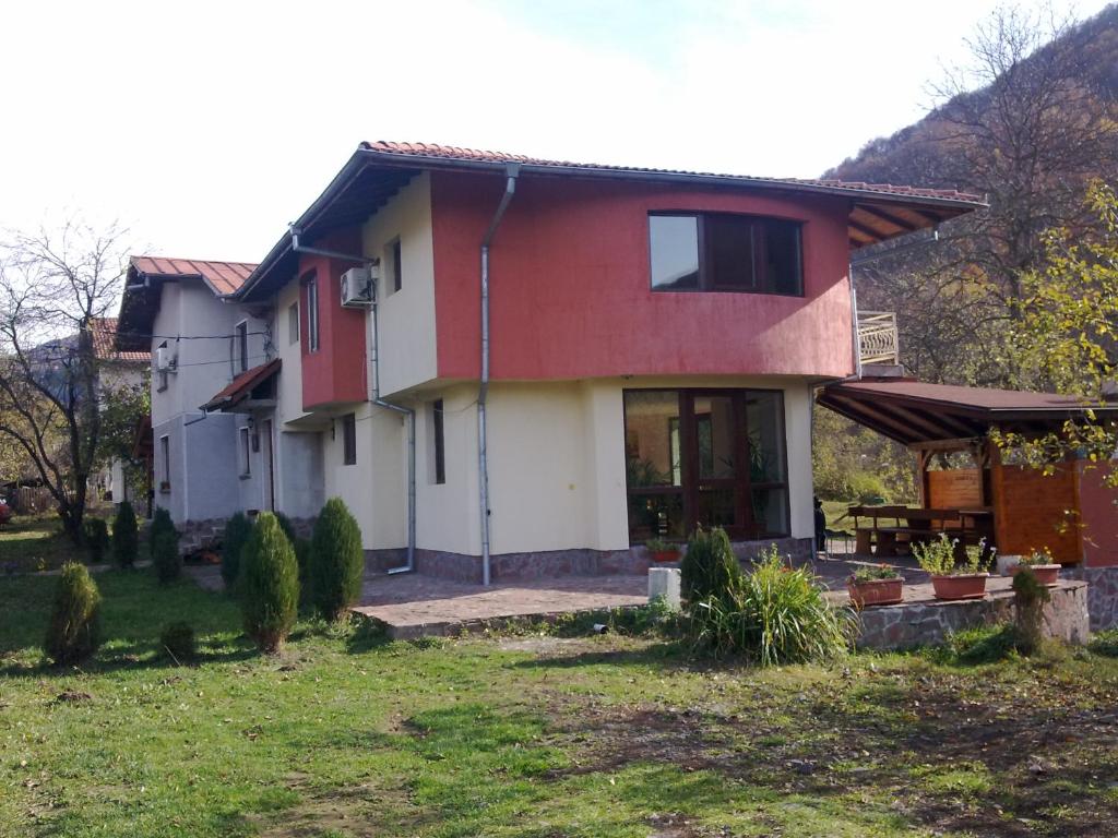 uma casa com um vermelho e branco em Вила Мирела em Ribarica