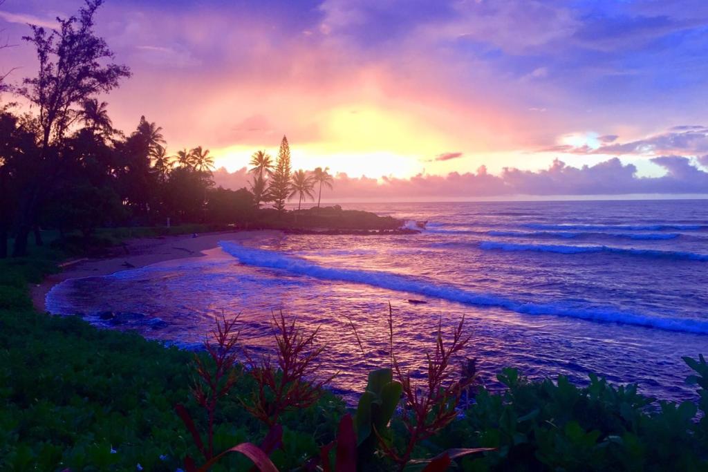 - un coucher de soleil sur une plage donnant sur l'océan dans l'établissement Lanikai Condos, à Kapaa