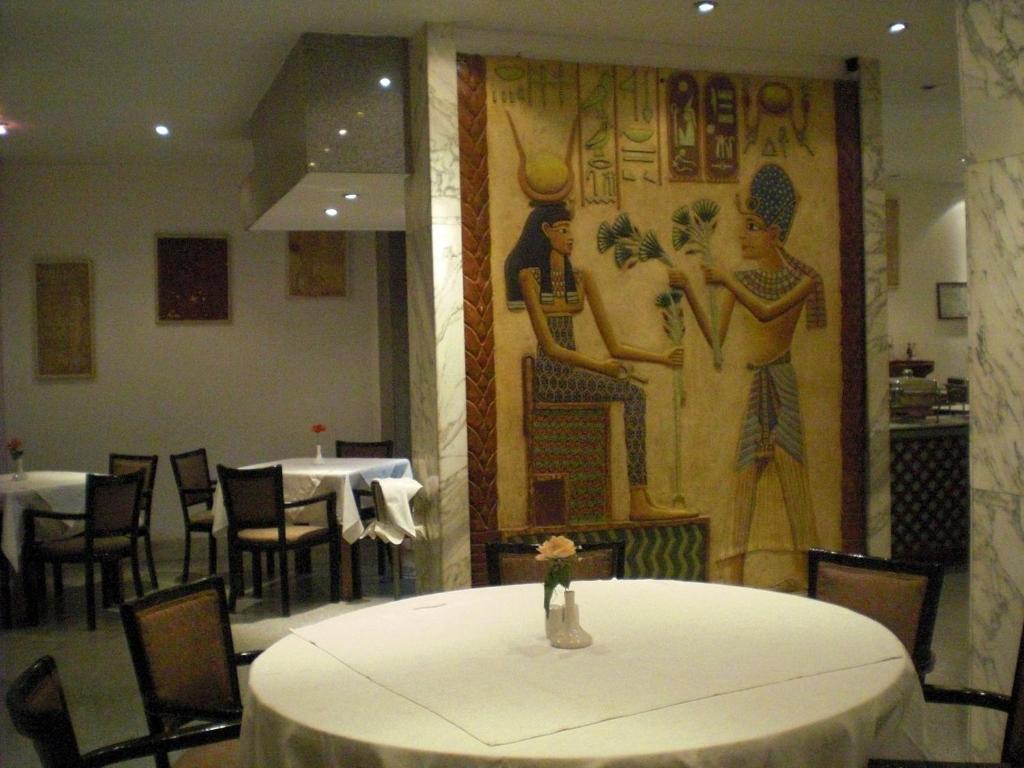 Restaurace v ubytování Philippe Luxor Hotel