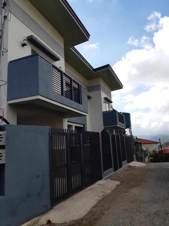 Restful 3BR Hillside Duplex House - Maison De Trois Chambres