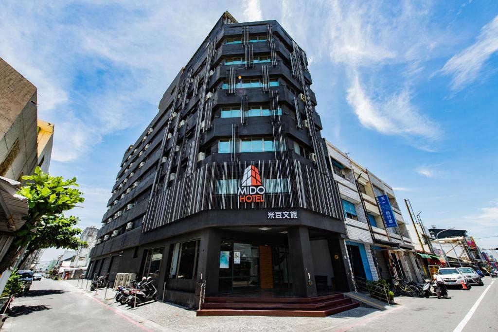 台东旅人驿站 - 米豆文旅的前面有标志的黑色建筑