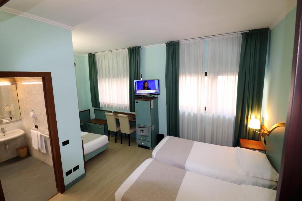Postel nebo postele na pokoji v ubytování Hotel Domenichino