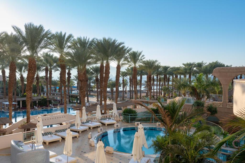 Vista sulla piscina di Herods Vitalis Spa Hotel Eilat a Premium collection by Fattal Hotels o su una piscina nei dintorni